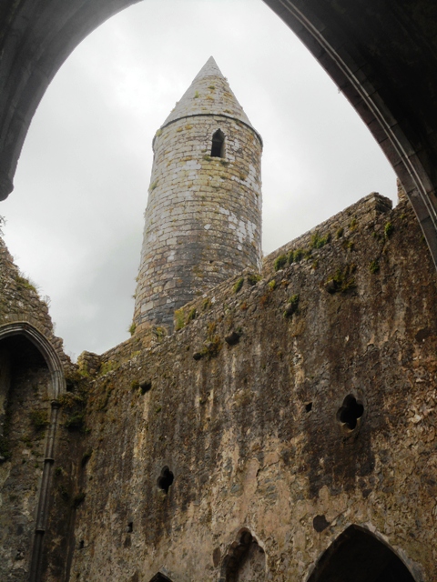 Cashell : la cathédrale et la haute tour 